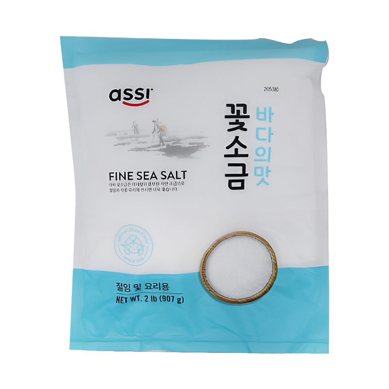 Packaging of Assi Fine Sea Salt, with a blue and white design, including a fine sea salt crystal on the front, and Korean and Vietnamese text indicating the product origin and flavor.